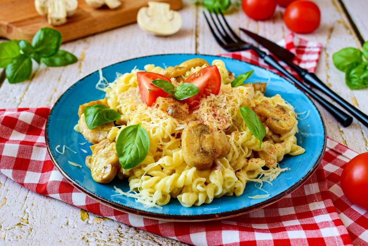 Блюдо паста Альфредо с курицей