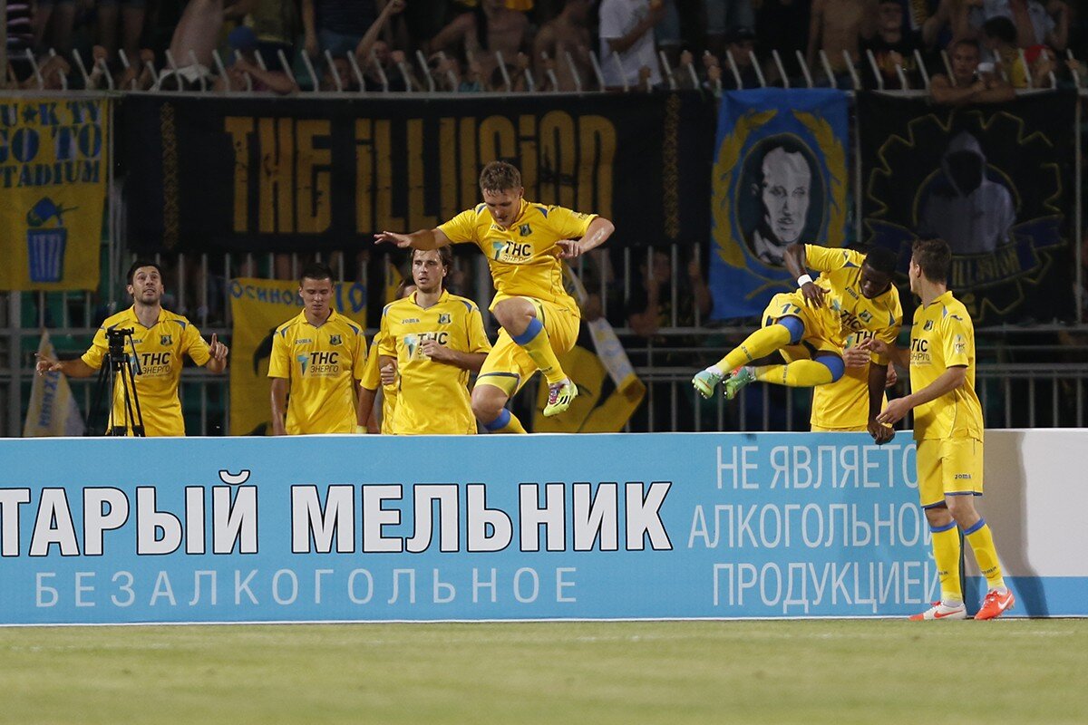 Суперкубок 2014/15. ЦСКА (Москва) – Ростов 3-1. 36-ая минута матча. Футболисты «Ростова» слева-направо: Хрвое Милич, Дмитрий Полоз, Виталий Дьяков, Александр Бухаров, Баштуш и Руслан Абазов празднуют гол в ворота ЦСКА.