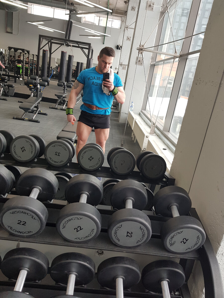 Зарядка это легкая растяжка и спокойные движения, а не тренировка по храдкору)