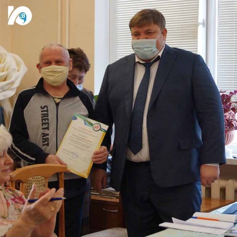 Во время визита в Совет ветеранов Андрей Бородкин вручил югорским активистам и волонтерам «серебряного» возраста Галине Шуляк, Татьяне Поповой и Владимиру Лянзбергу почетные грамоты от Всероссийской ветеранской организации и Ханты-Мансийской окружной общественной организации ветеранов.