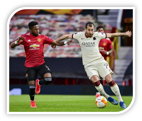 Мхитарян бежит с мячом