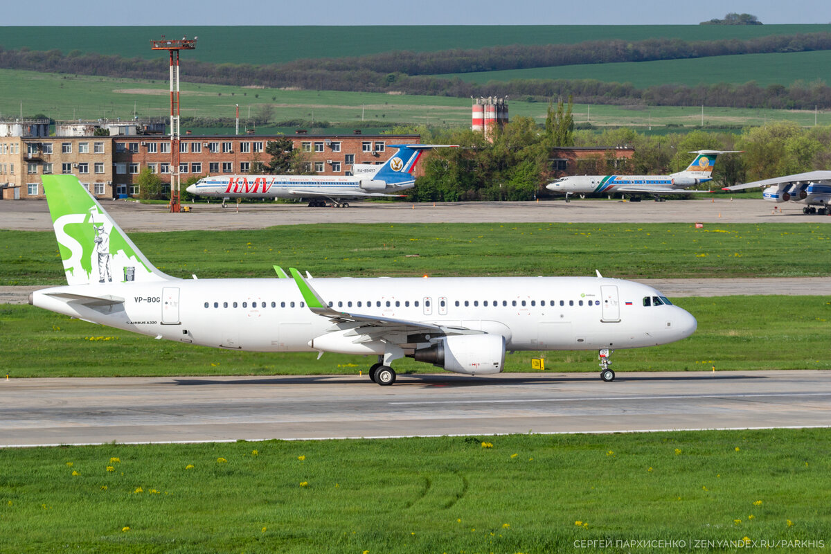 Airbus industrie a319 jet. Авиакомпания джет лет. Самолёт с красным хвостом авиакомпания. Какие самолеты на белой. 03.