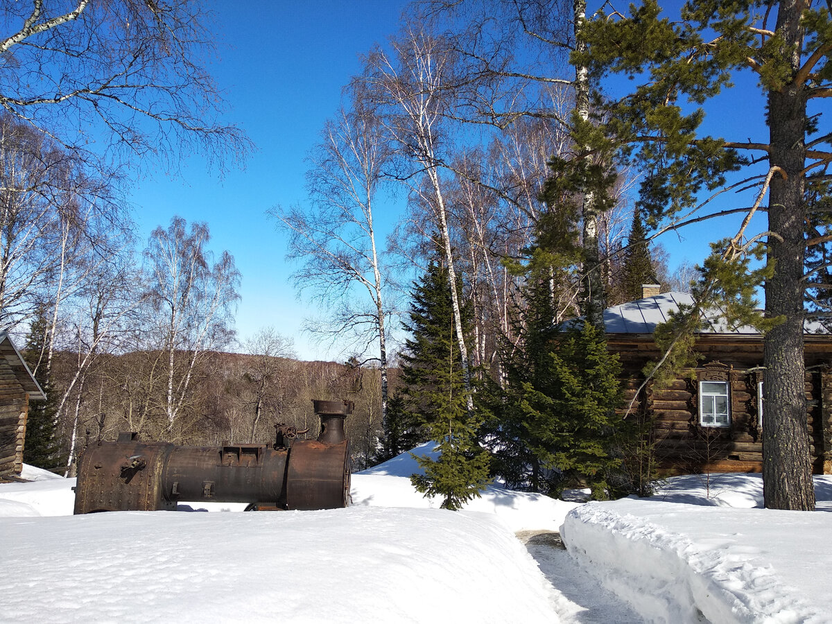 Локомобиль и дом-пятистенок