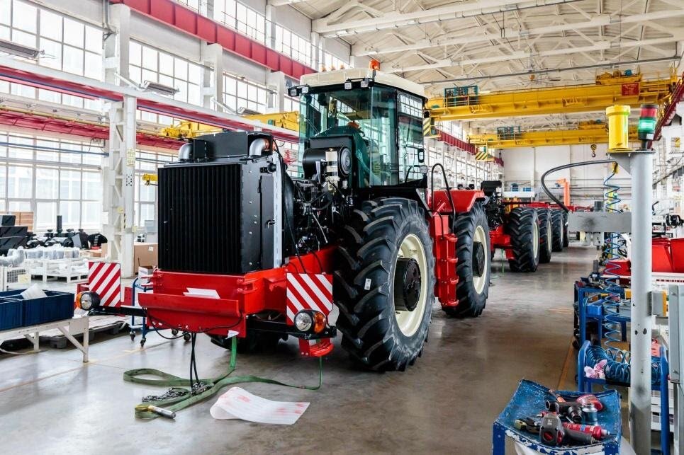 RSM 2375 на сборочной линии. Это простая и надежная машина, пригодная для технического обслуживания в полевых условиях и не перегруженная электронными системами