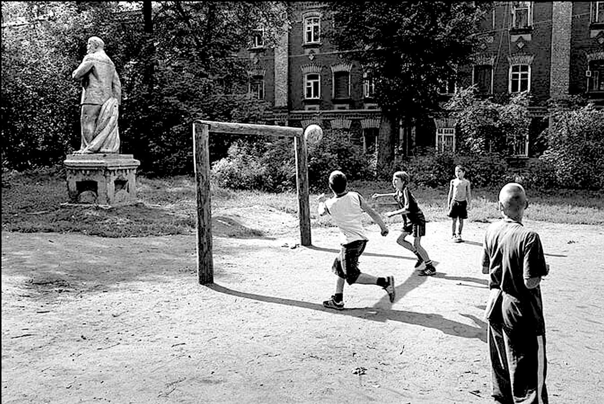 Игры детства на улице. Советское детство во дворе. Двор детства. Советские дети во дворе. Футбол во дворе СССР.