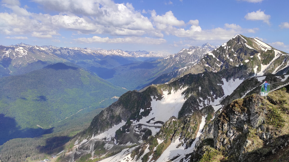 За такой вид не жалко отдать несколько тысяч рублей. Роза хутор, фото автора