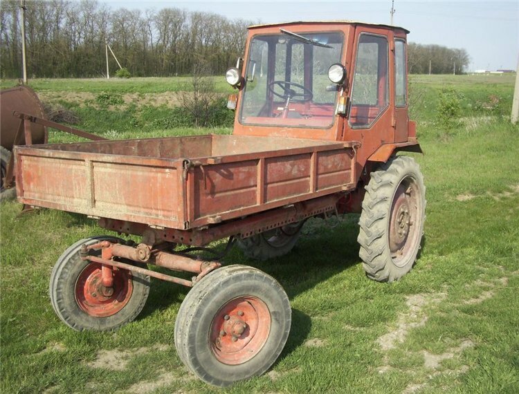 На таком тракторе я работала. Фото взято с яндекс картинки. 