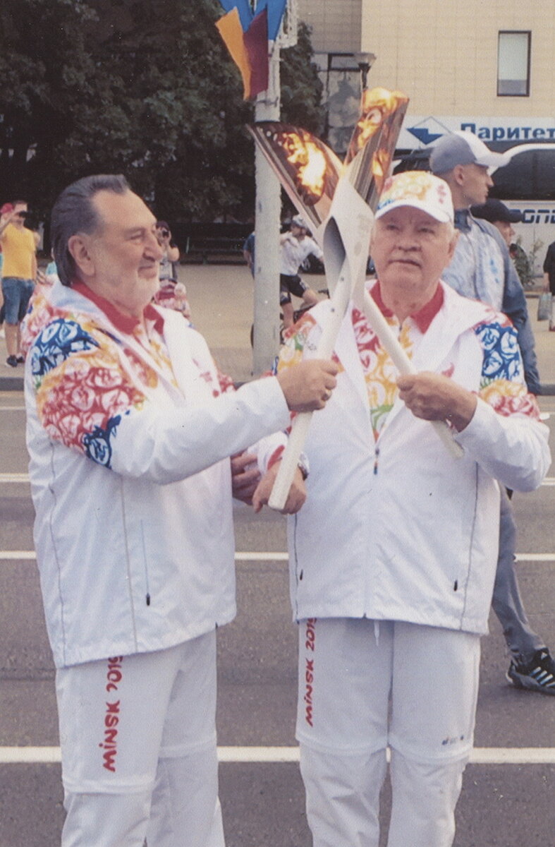Юрий Смоляков (справа) передает эстафету Огня II Европейских игр народному артисту Беларуси Анатолию Ярмоленко. 2019 год