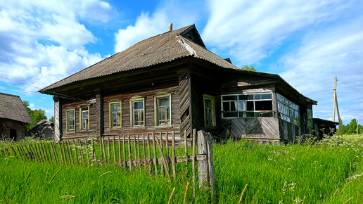 Заброшенная деревня в лесах Ярославской области. Дом лесника. Странная находка в последнем доме!