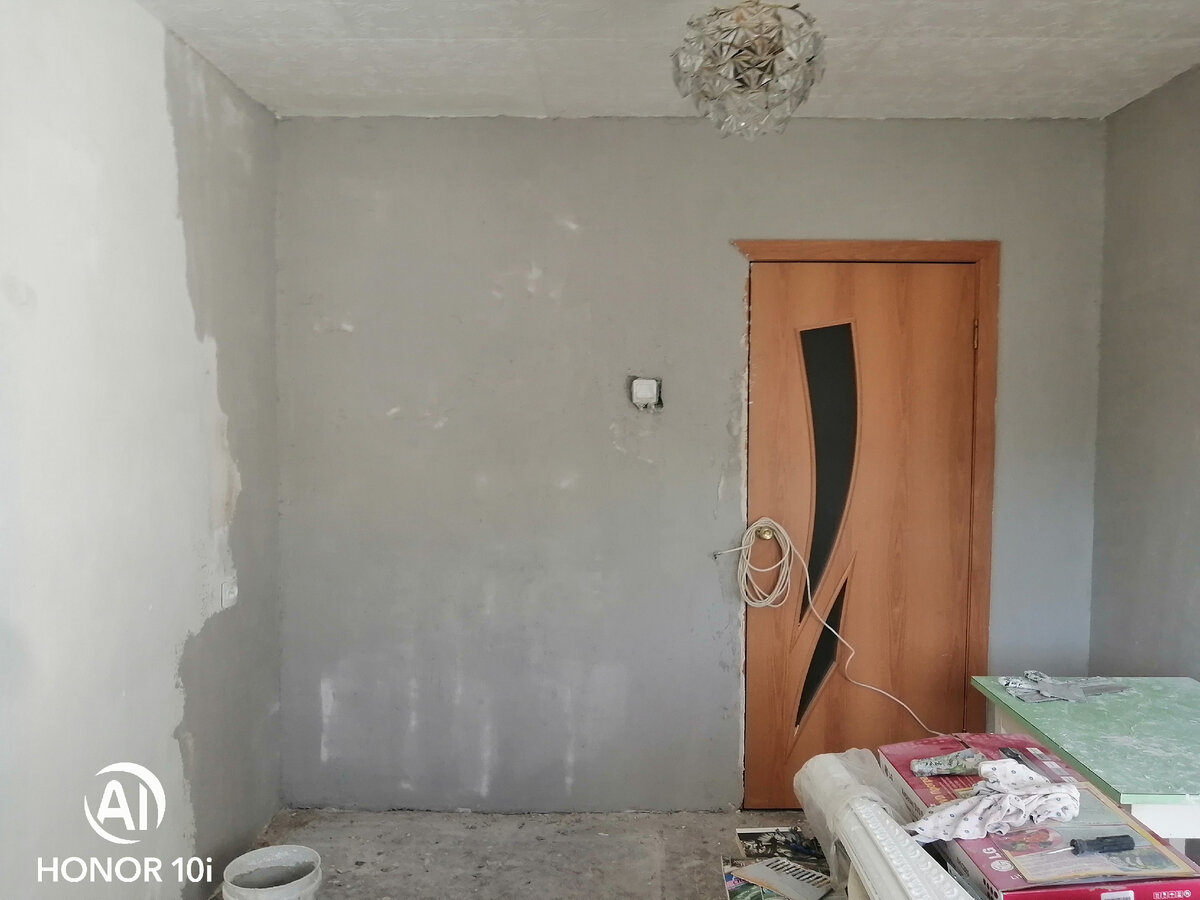Фото автора, для примера, вокруг выключателя выровнены горы и ямы, остальное - тонкая стяжка.