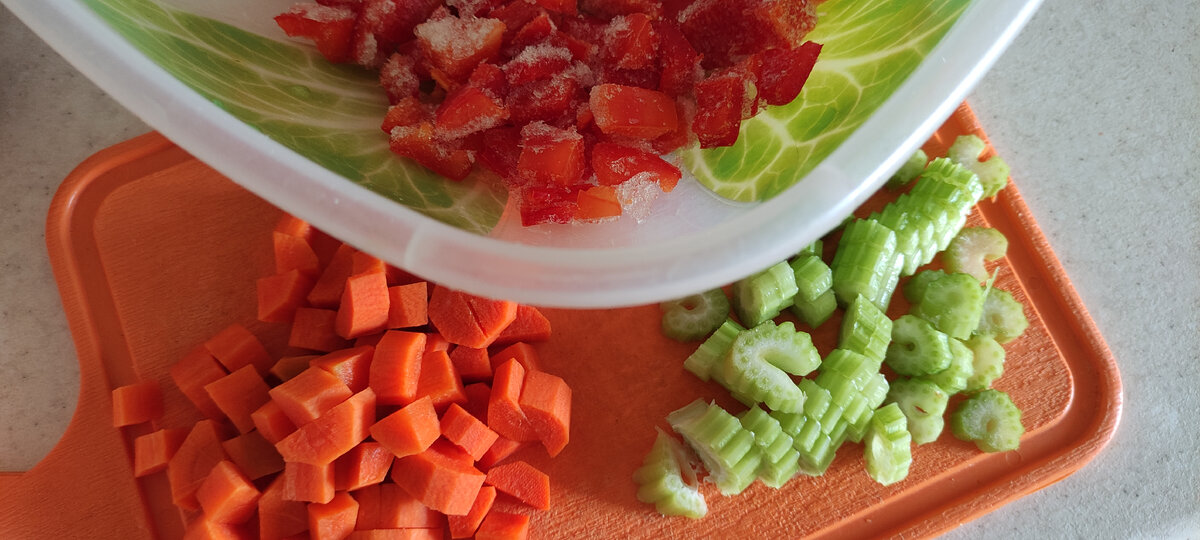 Готовлю суп. Использую овощи разных цветов. Перец из заморозки еще с прошлого сезона. Фото автора