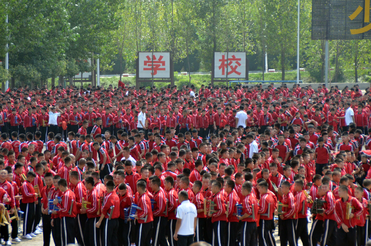 ученики школ на плацу