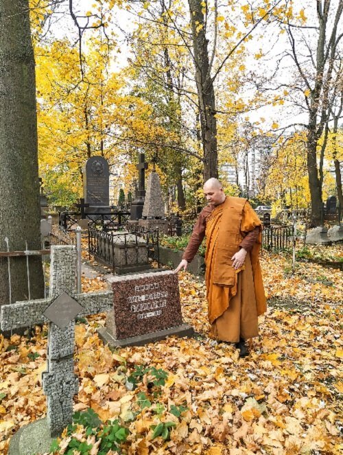 Субботник на Смоленском лютеранском кладбище. Фото предоставлено Топпером Панньяавудхо