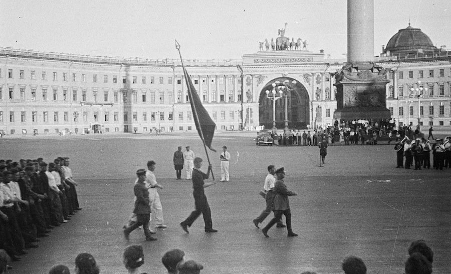 Дворцовая площадь (тогда - площадь имени Урицкого) в 30-е годы. Фоторабота Якова Хенкина. https://russia-now.com/236884/из-ленинграда-в-берлин-уникальные-фот/ 