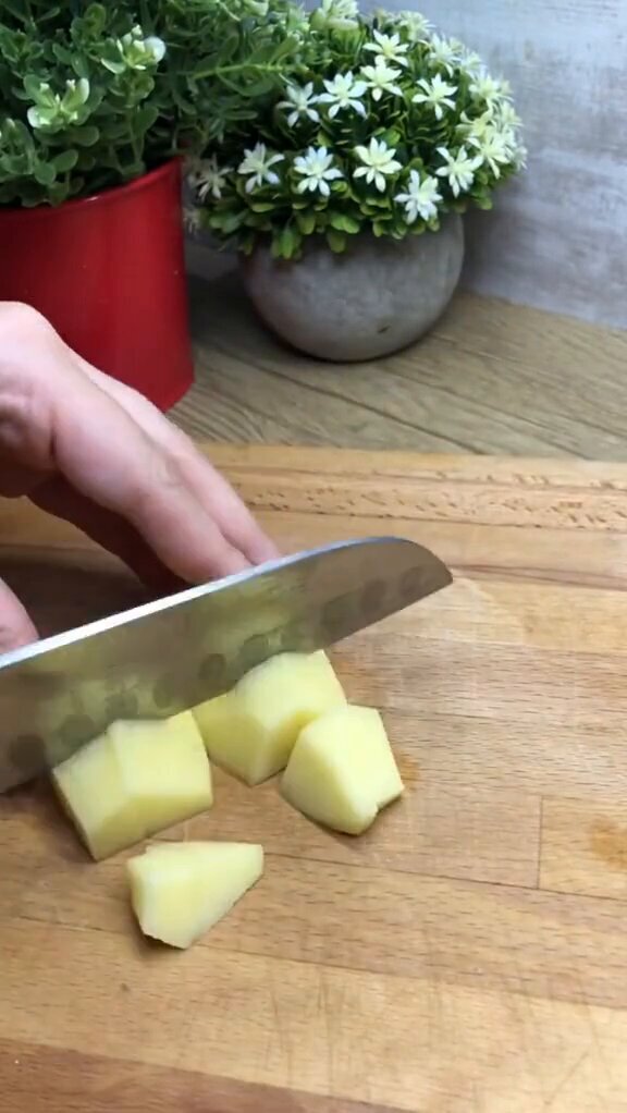 Нарезаем картошку кубиками