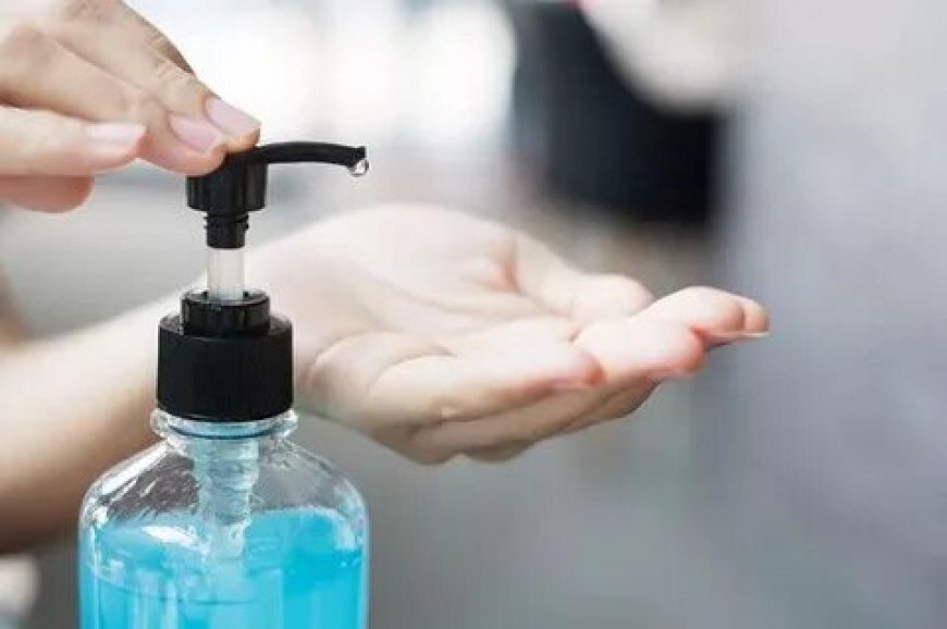 Как открыть производство дозаторов с антисептиком с нуля
Пандемия коронавирусной инфекции и связанные ней ограничительные меры диктуют новые нормы. Дозаторы с антисептиком станут такими же распространенными как кулеры с водой в офисах. Расскажем, как создать проект в условиях новой реальности.
Готовый бизнес-план
 Бизнес идея: Производство дозаторов с антисептиком
Содержание бизнес-идеи
Актуальность бизнес-идеи
Затраты и прибыль
Разрешения и документы
Выбор помещения
Оборудование
Как выбрать ингредиенты и поставщика
Персонал
Как рекламировать бизнес
Плюсы и минусы бизнес-идеи
Актуальность бизнес-идеи
Спрос на дезинфицирующие гели для рук бьет все рекорды. Санитайзеры и антисептики исчезли с прилавков в считанные дни. В большинстве европейских стран офисы, отделения банков и продуктовые магазины уже обязали установить дозаторы с антисептиком на входе. Подобной массовой практики в нашей стране еще нет, но бизнес проявляет ответственность и устанавливает их по личной инициативе.
Затраты и прибыль
Мини-предприятие не потребует высоких затрат на запуск, процессы в нем очень простые, а само производство безопасное. Если сможете сэкономить на старте, то уложитесь в 200’000 ₽. Но учтите, что текущие расходы в этом бизнесе высокие: важно, чтобы вы заключали контракты на продажи уже с первых дней налаженной работы.
Небольшой проект по изготовлению дозаторов и антисептиков полного цикла может окупиться за два месяца, если средний ежемесячный доход после вычета расходов и налогов составит 100’000 ₽.
Затраты на старте: примерный расчет 
Статья расходов
Сумма, ₽
Регистрация бизнеса-10’000
Производственная линия-100’000
Доставка и установка оборудования-10’000
Первая партия сырья-50’000
Незапланированные расходы-30’000
Итого:200’000
Ежемесячные затраты
Статья расходов
Сумма, ₽
Аренда цеха и офиса-100’000
Зарплата персоналу-283’000
Сырье-50’000
Текущие офисные расходы-10’000
Незапланированные расходы-20’000
Итого:463’000
Разрешения и документы
Выбор между ИП и ООО зависит от возможностей собственника. Если вы работаете один, это ваш первый бизнес и вы не планируете масштабировать его в первое время, то зарегистрируйтесь в качестве ИП. Если же вы запускаете его с несколькими совладельцами, которые привлекают свои средства, то организуйте юридическое лицо.
Регистрация производственного бизнеса
Для оформления ИП нужны только копия паспорта и заявление по соответствующей форме. И, разумеется, оплаченная госпошлина за регистрацию.
Для открытия общества с ограниченной ответственностью пакет будет шире:
Документы, которые подтверждают юридический адрес
Учредительная документация: заявление, протокол или решение о создании ООО
Копии паспортов учредителей
Чеки об оплаченной госпошлине и внесенном уставном капитале
Налоговая система предпочтительна упрощенная: она подойдет для микро-предприятия, которое еще не вышло на большие объемы. Код ОКВЭД 32.4 — Производство медицинских инструментов и оборудования.
Обязательная лицензия этому виду бизнеса не нужна, но вам следует получить разрешения на ведение деятельности в конкретном техническом помещении, когда выберете и арендуете его.
Выбор помещения
В качестве цеха под производство ищите отдельно стоящее в промышленном районе здание: подойдет бывший завод.
Так может выглядеть ваше производство
Подбирайте место из расчета, что там нужно расположить:Отдельный производственный цех
Склад сырья и готовой продукции
Административный офис
Санузел
Обратите внимание на подведенные канализацию, электричество и теплоснабжение. Так как в помещении будут использоваться химикаты, нужна хорошая вентиляция: позаботьтесь об этом заранее, иначе нарветесь на штрафы и приостановки работы от СЭС.
Оборудование
Технология производства антисептика проста. Компоненты смешиваются в установленных рецептурой пропорциях и переливаются в дозаторы. Поставляйте жидкости в таре из стекла или пластика с плотно закрывающимися крышками.
Заниматься производством дозаторов не обязательно, их можно заказать. Ориентируйте исполнителя на дозаторы многоразового использования, в таком случае ваша клиенты будут обращаться к вам только за дозаправкой. Заложите на оборудование около 100’000 рублей.
многоразовый дозатор антисептика
Приблизительный список инструментов и оснащения:
Оборудование
Стоимость, ₽
Емкости для смешивания ингредиентов-10’000
Столы и другая мебель-40’000
Дозаторы-10’000
Машинка для печати и наклейки этикеток-6’000
Оргтехника-34’000
Итого:100’000
Как выбрать ингредиенты и поставщика
Выбор компонентов для состава — этанол, изопропанол, кислоты, щелочи, йод, альдегид — зависит от рецептуры. Допустим, полиакриловая кислота применяется как загуститель, масло чайного дерева — популярный ароматизатор, а глицерин увлажняет кожу и предотвращает сухость.
Расходы рассчитываются, исходя из объемов сырья, эффективности оборудования и безотходности производства. Без учета расходов на заказ дозаторов заложите на сырье 50’000 ₽ ежемесячно.
 Все химические ингредиенты в основном продаются оптом: только так вы получите низкие цены напрямую от поставщиков. Да и покупать небольшими объемами смысла не имеет. Если вы выбрали этанол, как основу для состава, то вот примерные варианты:
SETTICA SEPTANAIZER — 230 руб./шт. при заказе от 22000 шт.
МЕТАЛЛОТОРГ — 66 000 за тонну при заказе от одной
ХИМПРОМ — 64’020 руб. за тонну (от одной)
Также этанол продается на Alibaba, можно поискать цены ниже за меньший оптовый объем.
Персонал
Для запуска производства вам будет нужен не слишком большой штат — по крайней мере на начальном этапе. Управление бизнесом простое, процесс изготовления антисептиков также не отличается сложностью.
Особые требования будут только к работникам самого цеха: желательно, чтобы у них уже был опыт на каком-либо производстве, не обязательно химическом. Также позаботьтесь о респираторах, защите и хороших условиях труда в целом.
Приблизительные зарплаты сотрудников предприятия на основе выборки сайта HeadHunter по региону:
Мастер производственного цеха, 4 человека — 200’000 ₽
Бухгалтер — 35’000 ₽
Водитель — 30’000 ₽
Уборщица — 18’000 ₽
Итого — 283’000 ₽
Как рекламировать бизнес
Производственный бизнес, даже такой небольшой, работает прежде всего на B2B-рынке. Составьте коммерческое предложение для компаний и предлагайте услуги напрямую. Они могут покупать у вас дозатор с антисептиком разово и самостоятельно пополнять его, либо заказать обслуживание под ключ, и тогда вы будете осуществлять дозаправку регулярно.
Также стоит отдельно продумать антивандальную конструкцию для школ и общественного транспорта. Если установка дозаторов с антисептиками на входе станут обязательной, то можно попробовать выиграть тендеры на поставки и госзаказы.
Для продаж в сфере B2C вы можете попробовать создать сайт и продавать дозаторы с антисептиком онлайн. Спрос, возможно, не будет велик поначалу, но и затраты на такое продвижение невысоки. Также попробуйте наладить поставки в известные маркетплейсы.
Плюсы и минусы бизнес-идеи
Преимущества:
Отсутствие необходимости в рекламном продвижении
Актуальный проект
Наличие стабильного спроса
Недостатки:
Конкуренция с крупными производителями
Необходимость налаживания долгосрочных контрактов с заказчиками
Производственные риски
Производство и установка дозаторов с антисептиками — достаточно простой в организации бизнес. Однако его перспективы сопряжены с рядом условий и необходимостью постоянно заключать контракты на обслуживание. Пожелаем вам удачи!