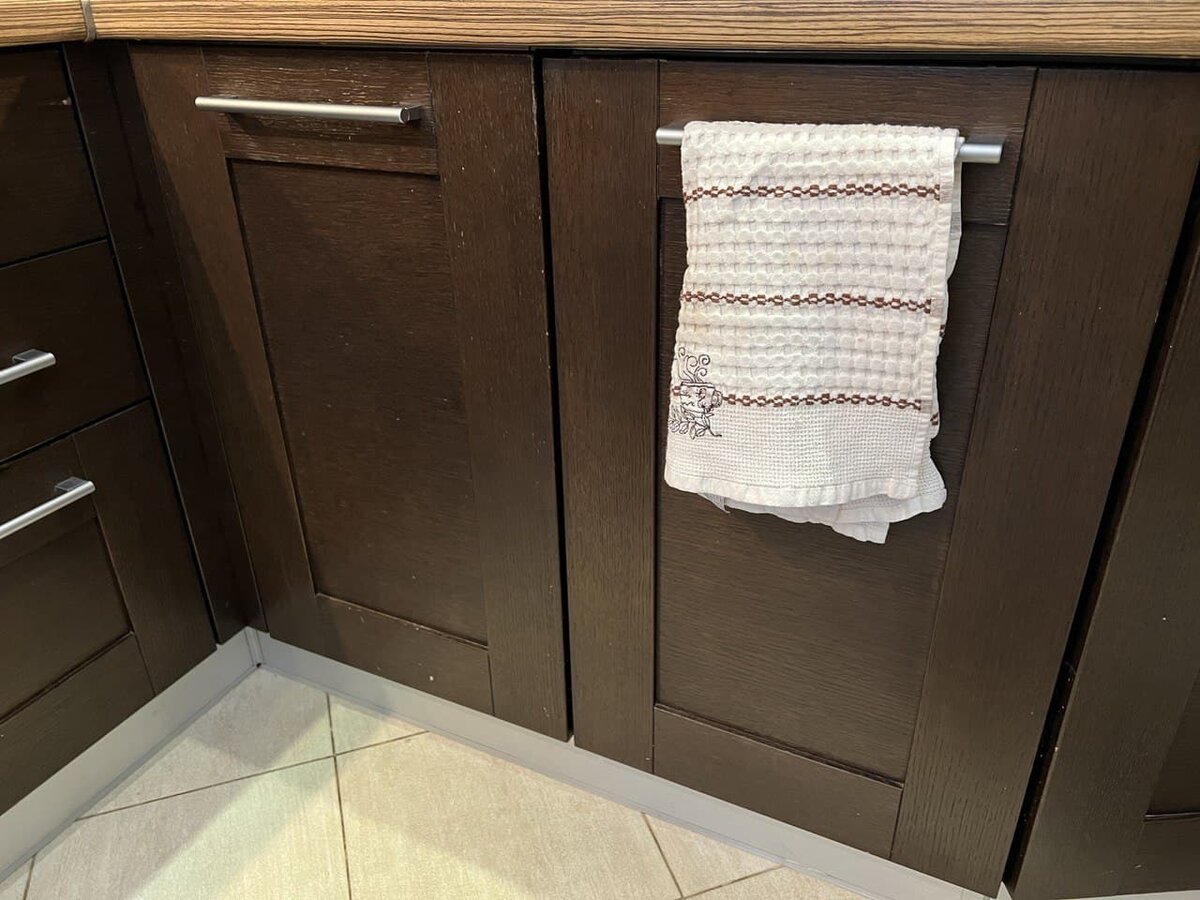 Полотенце висит на ручке. За этим фасадом прячется посудомоечная машина Siemens