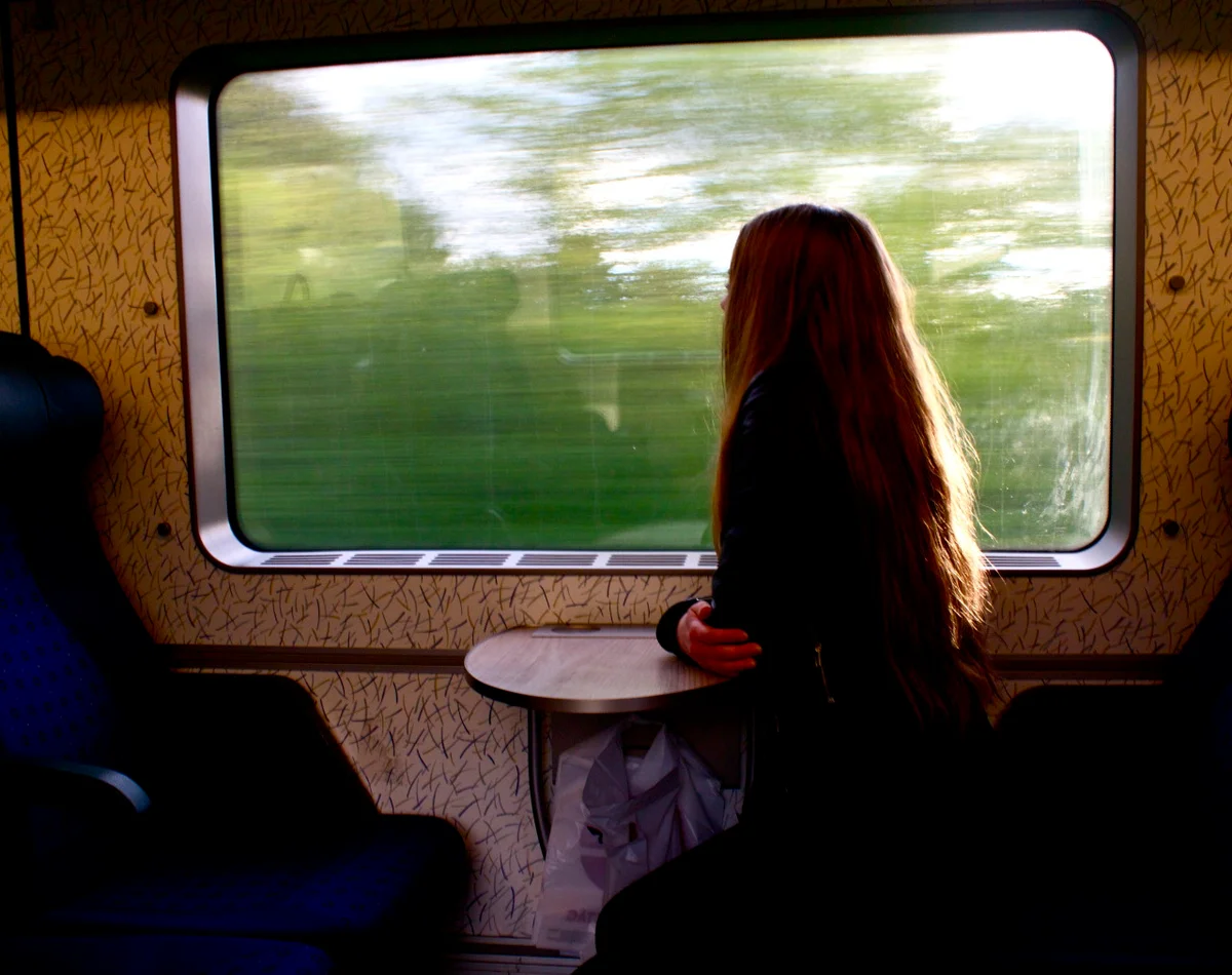 Думаю вернуться домой. Девушка в поезде у окна. Девушка едет в поезде. Окно поезда. Едем на поезде.