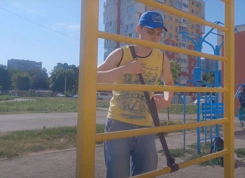 Закрепляем внизу и перебрасываем через плече