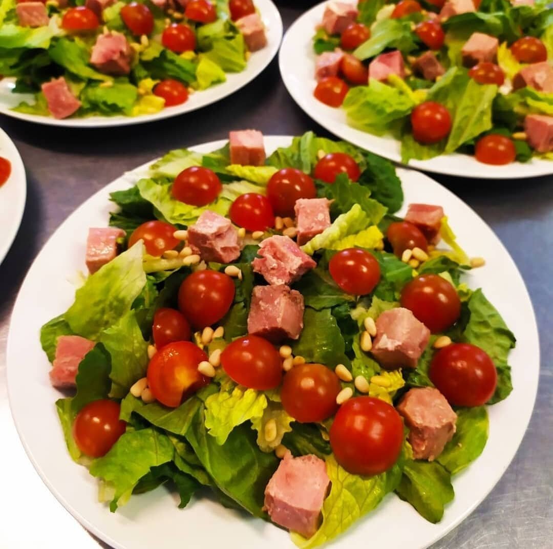 Салат Романо с тунцом. Фото: Олег Ольхов