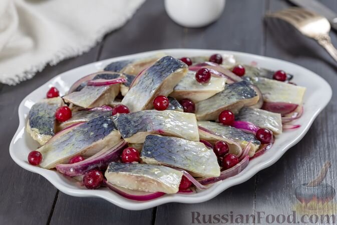 сельдь слабосолёная, лук репчатый красный, клюква, масло растительное, лимон, горчица острая, сахар, лавровый лист, перец горошком