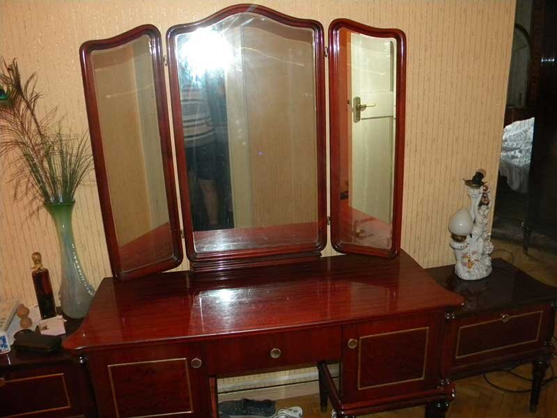 Данный женский предмет обихода был популярен еще в советское время. Такое зеркало имело прямоугольную форму, было простым на вид, без излишних декоративных элементов, простое и лаконичное. В довоенные времена пользовалось особым спросом трюмо из позолоты или с серебристым покрытием, а в послевоенные времена внешний вид трюмо значительно преобразился. Берет свое начало данный атрибут из Англии и Франции, в эпоху стилей барокко и рококо.
