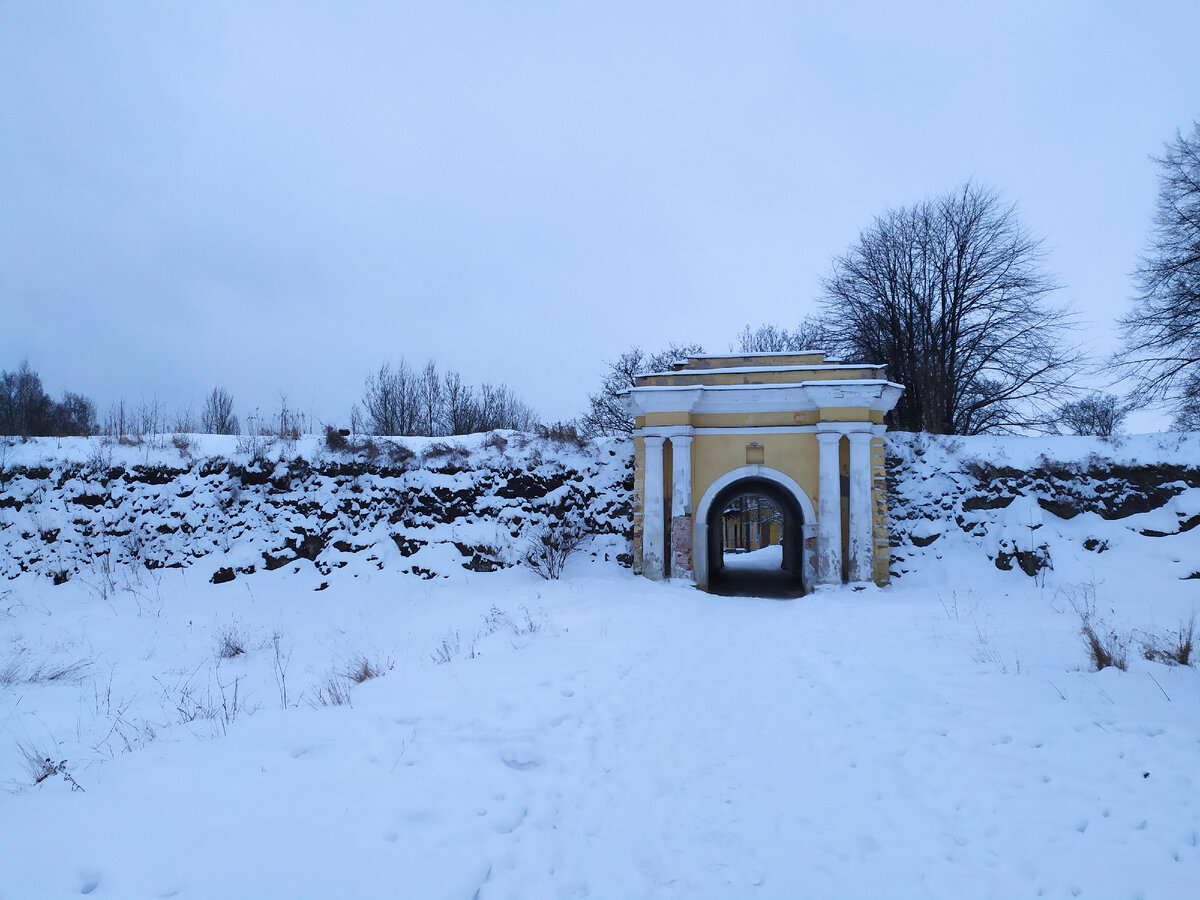 Анненская крепость неподалеку от парка