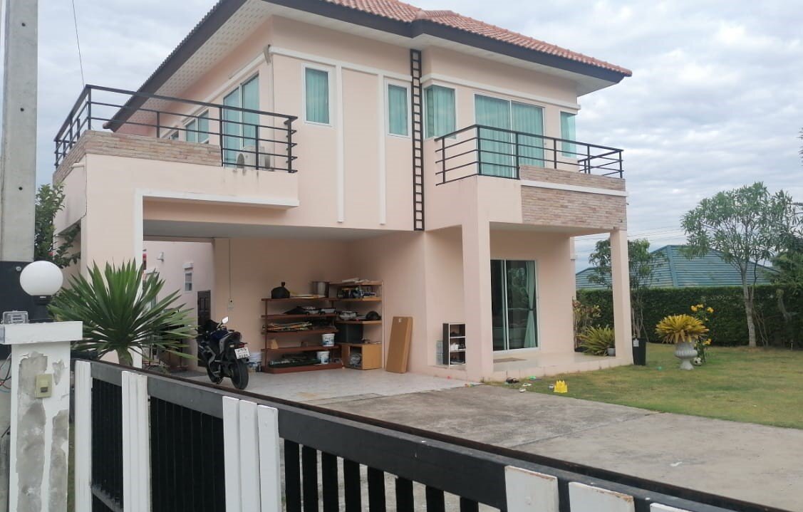 Первая фотка— это наш дом.