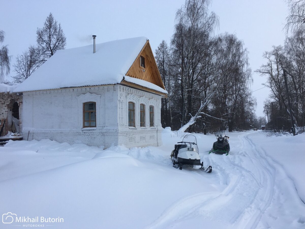 К нам в деревню приезжают гости.