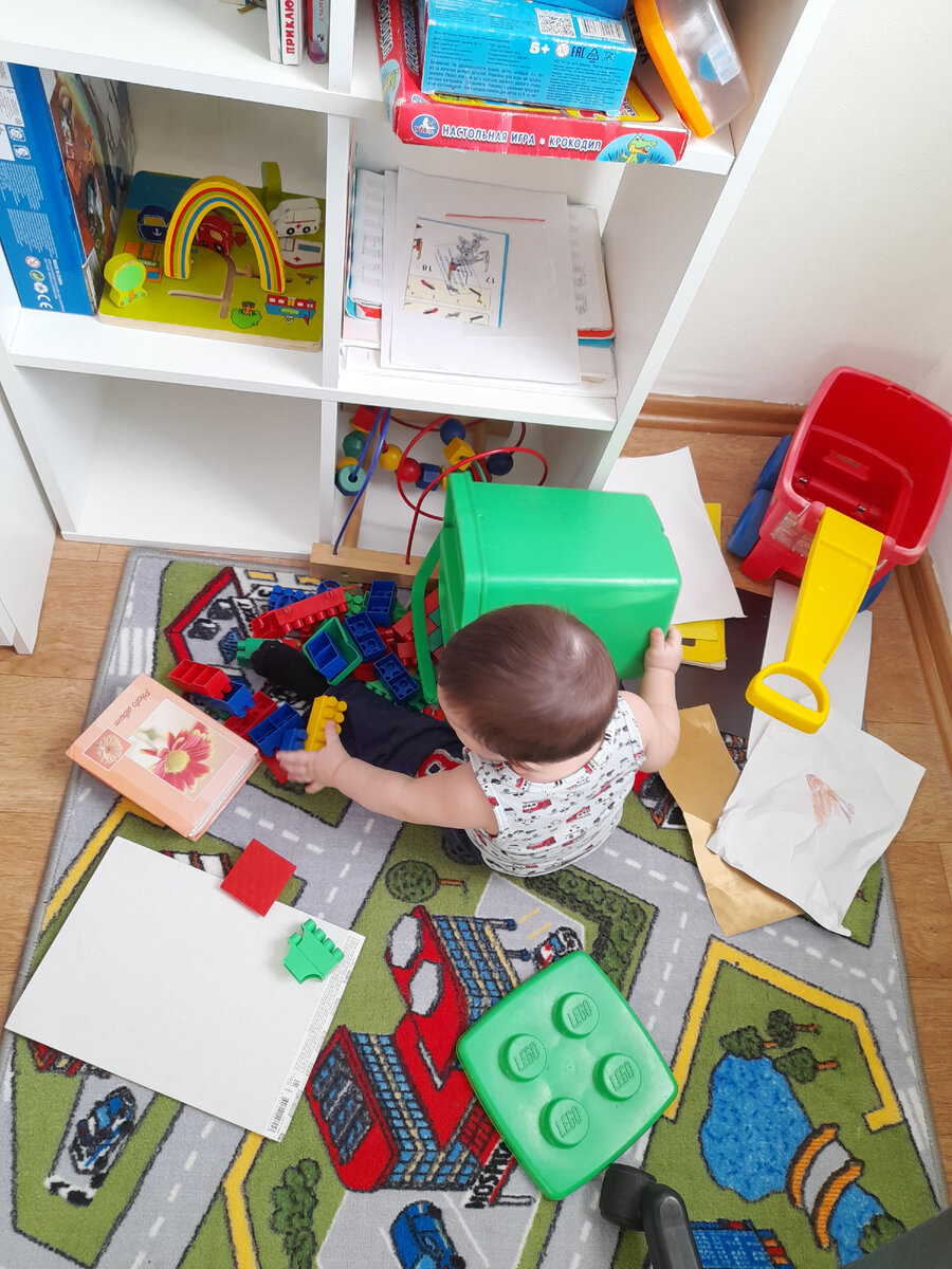 Фото автора. Малой помогает с уборкой.