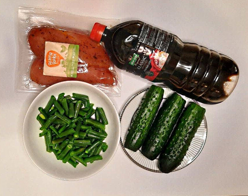 Карпаччо - сыровяленое мясо. Для салата идеальна куриная грудка или филе индейки