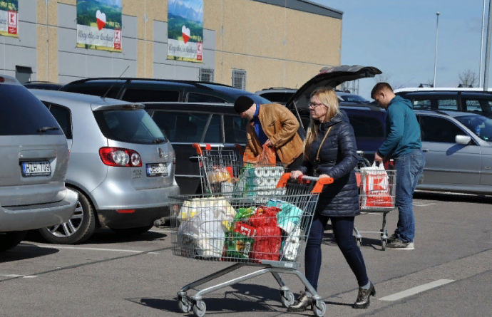 Жители Литвы берут в полон белорусские супермаркеты. А ведь до 2014 года ситуация была иной - из России ехали в Прибалтику за дешевыми продуктами. В каком месте Прибалтика свернула не туда? (фото из открытых источников)