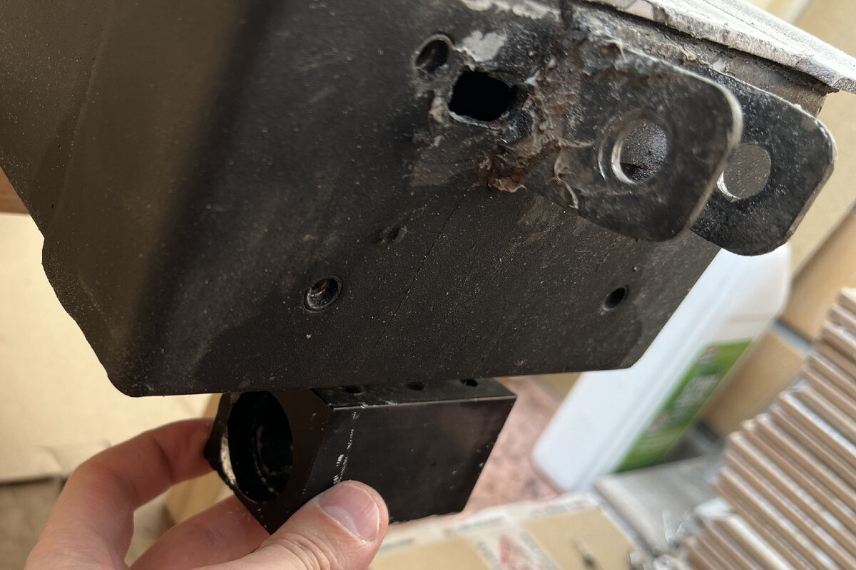 Крепления амортизатора хлипкое и уже потихоньку отрывает металл.