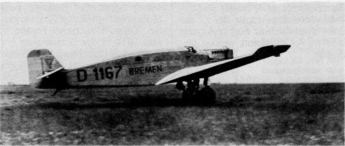 Самолет для сверхдальних перелетов Junkers W 33 "Bremen" (номер гражданской регистрации D-1167) при взлете с военного аэродрома Балдоннел; утро 12 апреля 1928 года