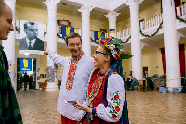 "Знаменитое" фото с портретом С.Бандеры и Е.Карасём, ватажком праворадикальної націоналістичної організації «С14»