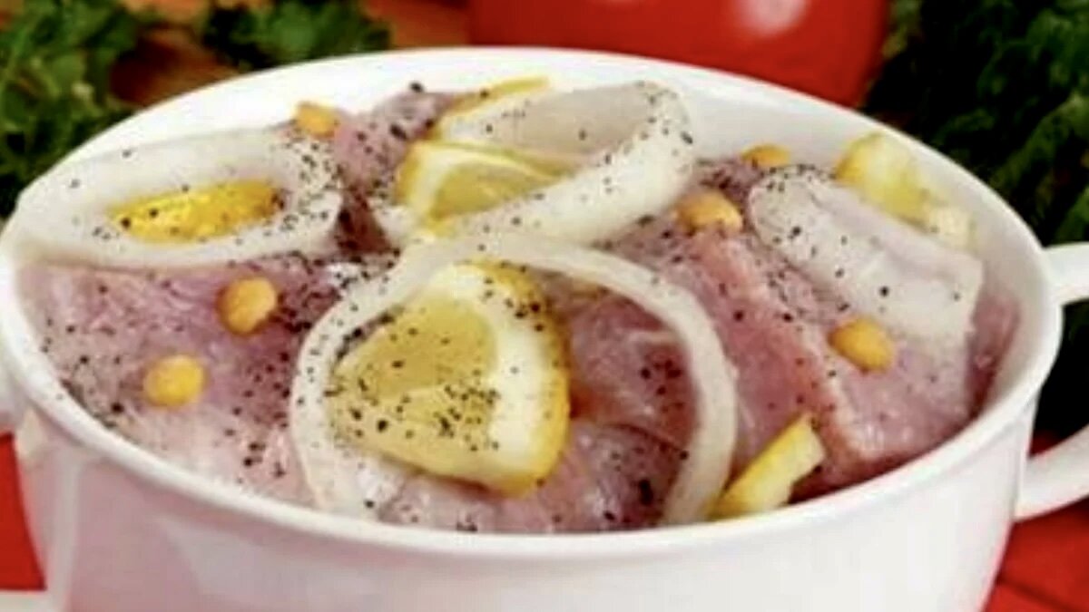 Добавлять ли лимон в шашлык. Гарнир к куриному шашлыку. Маринад для шашлыка с лимоном. Добавлять ли лимон в шашлык. Шашлык с лимонной кислотой.