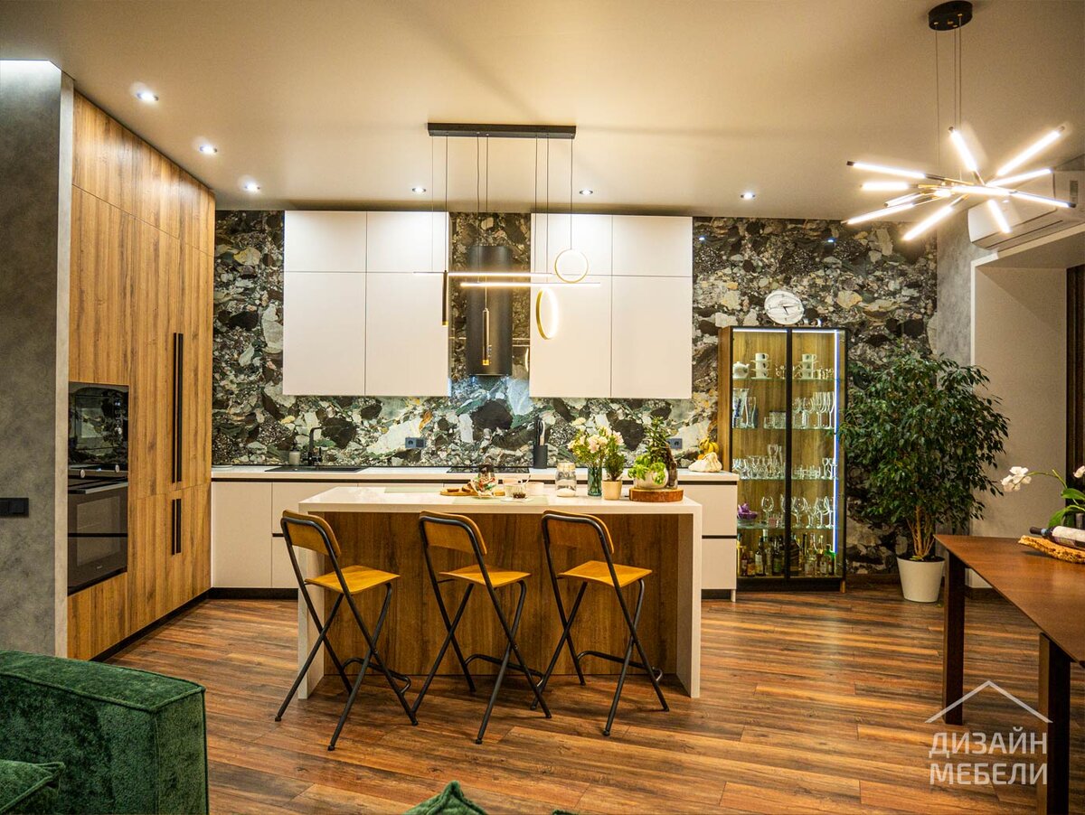 Кухня с островом в современном минимализме, стеклянным шкафом-баром, секцией встроенной бытовой техники в потолок и сногсшибательной акцентной стеной / Дизайнер: Никита Лапенóк / Проект сдан: Декабрь 2021 г. 