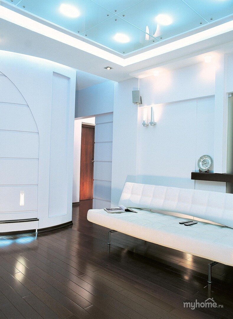 Темные полы и радиусная стена.