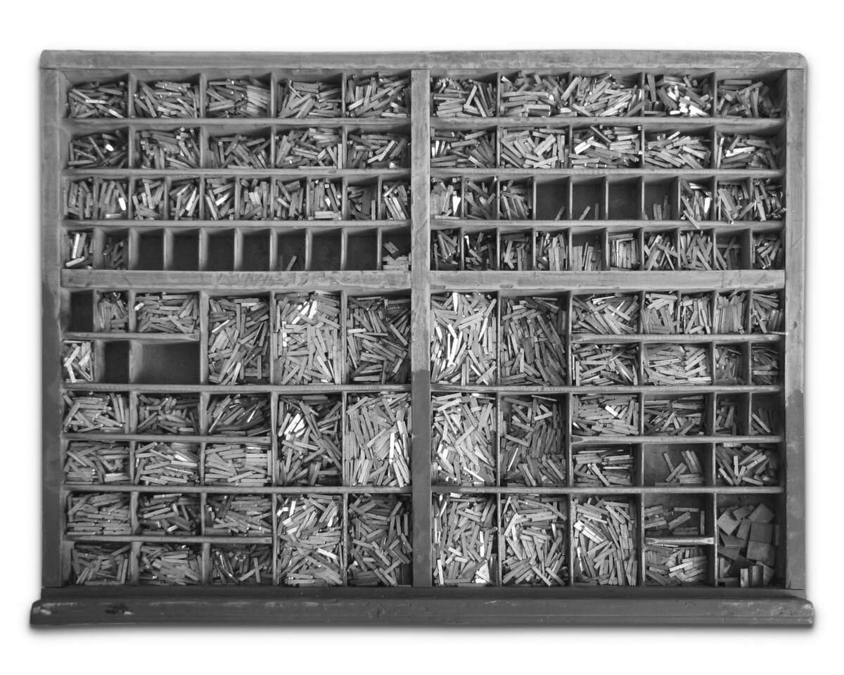 Это наборная касса, в которой лежат металлические литеры. В каждом отделении — одна буква, в самых больших более популярные (типа а, о, е), в самых маленьких редкие буквы и знаки препинания. Вот эти примерно 20 кг металла — один шрифт в одном размере.