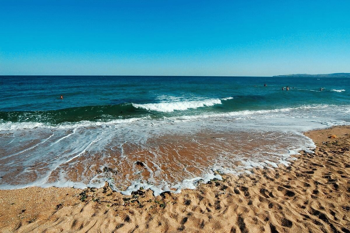 Песочные пляжи краснодарского края черное море. Феодосия золотой пляж. Крым Феодосия золотой пляж. Черное море пляж. Песчаные пляжи Краснодарского края.