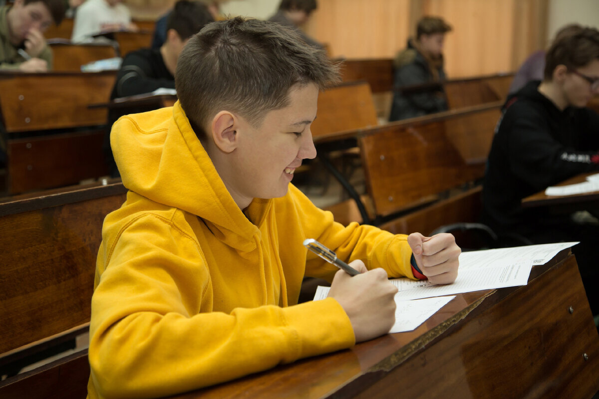 Проявляет эрудицию