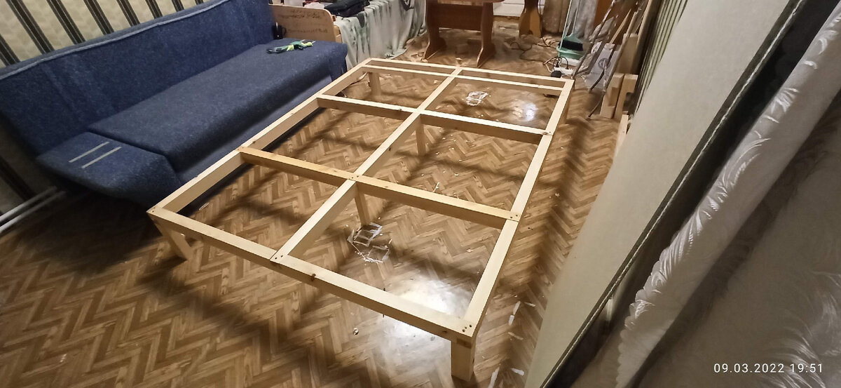 Сначала показалось, что двух ножек в центре хватит... наивный...