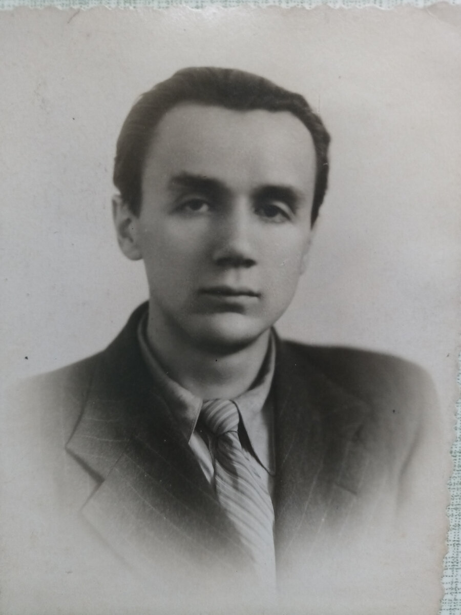 Это мой дедушка Ника. Скажите, красавец!