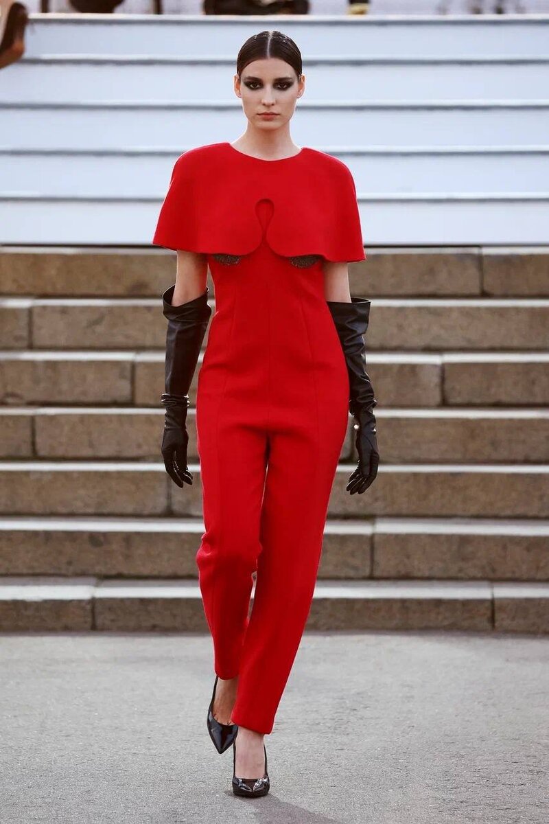 скиапарелли платья 2022. трендовые платья с вырезами 2022. наряды недели моды 2022. Valentino haute couture 2023. скиапарелли 2022 кутюр.