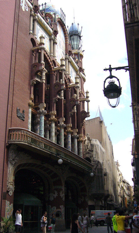 Здесь можно увидеть, в какой тесный скафандр окружающих улиц втиснут дворец