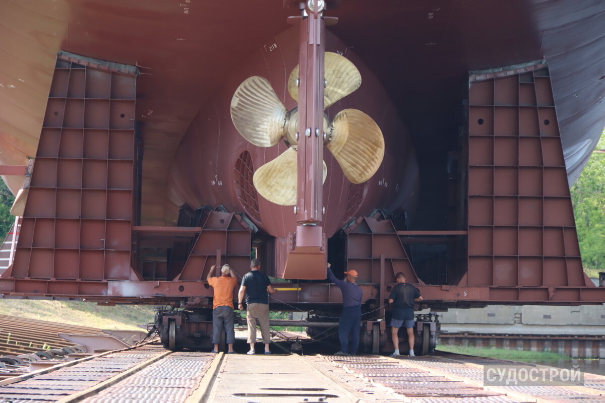 Винто-рулевой комплекс включает винт регулируемого шага и руль с закрылком. В носовой и кормовой частях расположены подруливающие устройства / Фото: Судострой