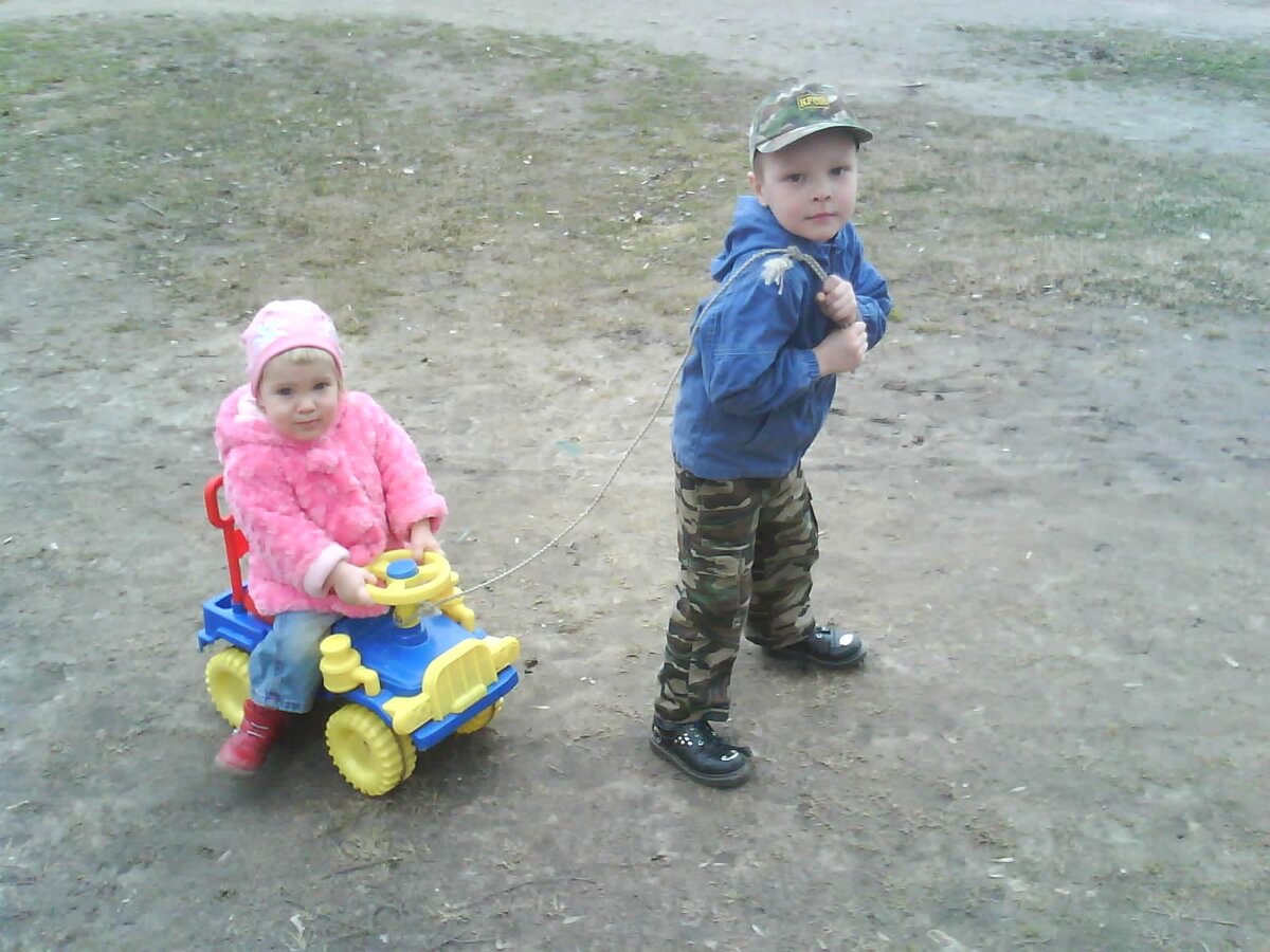 Думаете, я заставляла максима возиться с младшими?