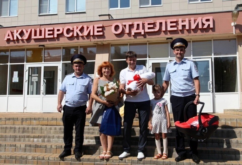     На выписке маму встречала не только семья, но и инспекторы ЛПС с подарком