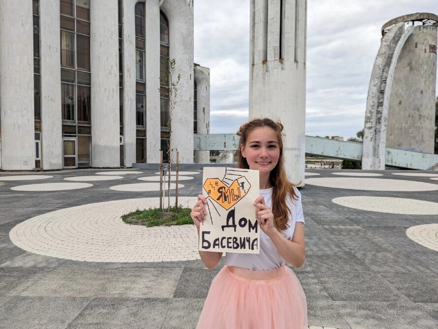     Фото: Анна-Виктория Веневитинова Анна-Виктория поддержала флешмоб петербургских градозащитников "Я/Мы Дом Басевича".
