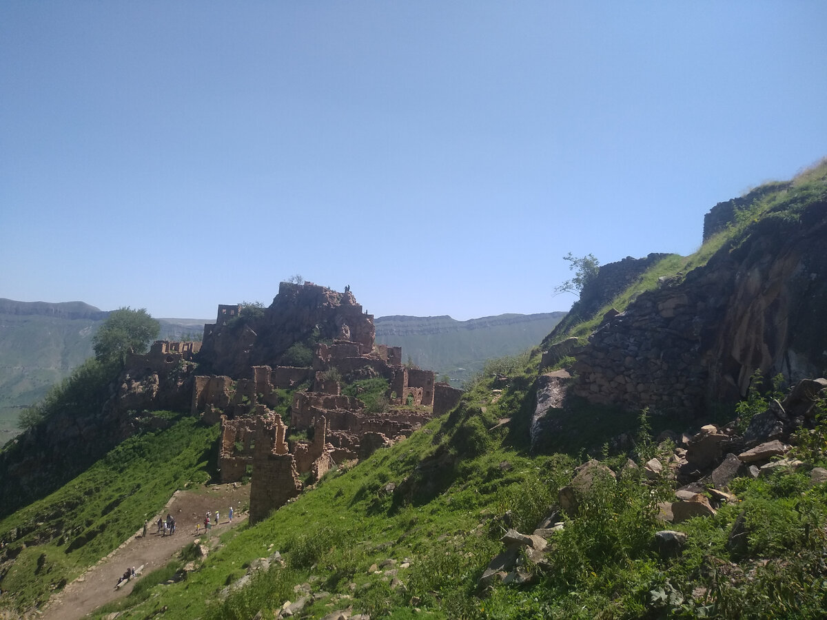 С каждым годом Гамсутль всё больше и больше разрушается. Целых домиков становится всё меньше и меньше.